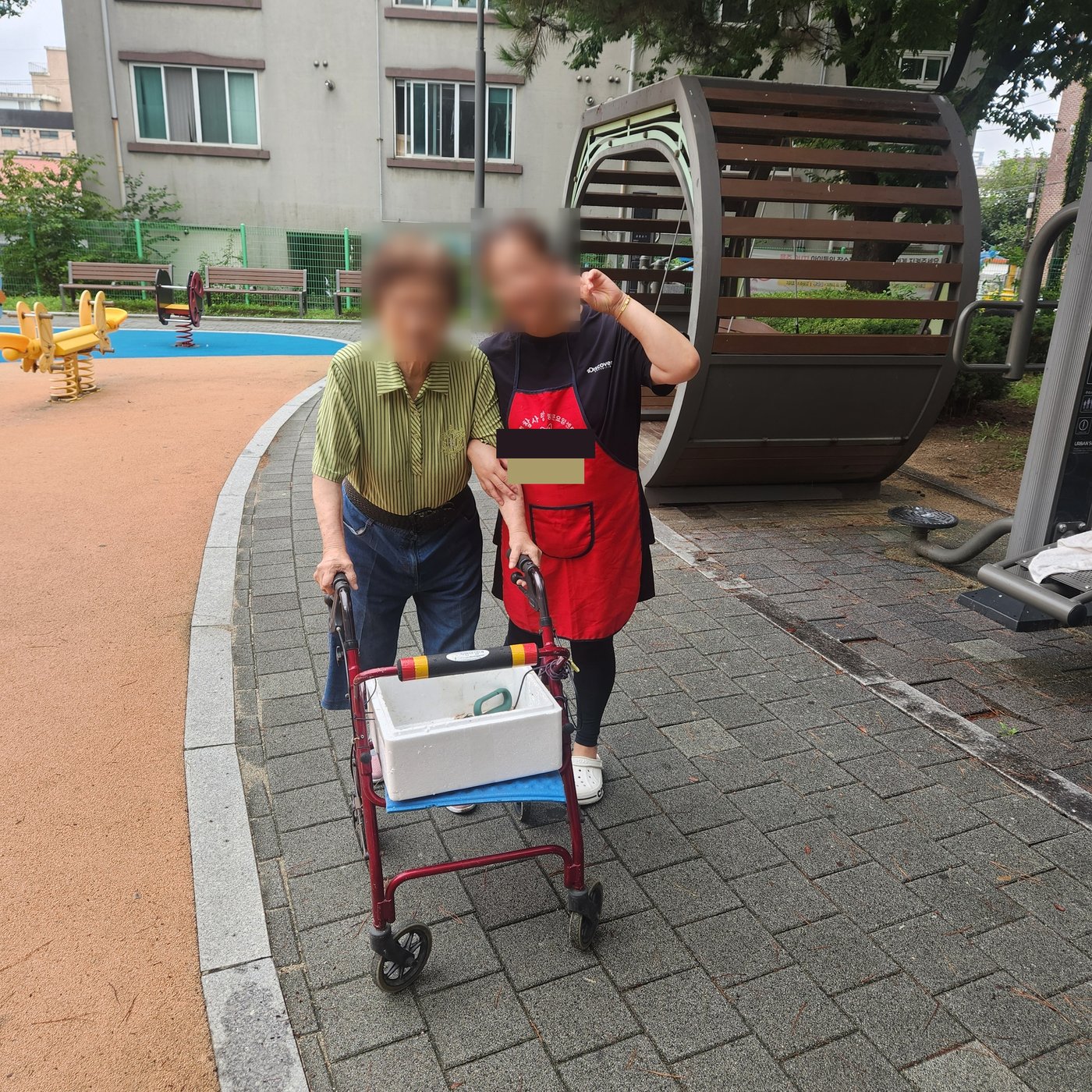 전국재가복지센터 요양보호사가 어르신과 산책하며 방문요양 서비스를 제공하는 모습