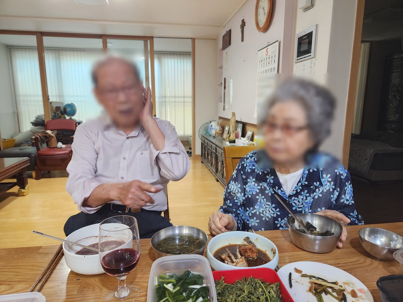 전국재가복지센터 이용 어르신 부부가 함께 식사하는 모습