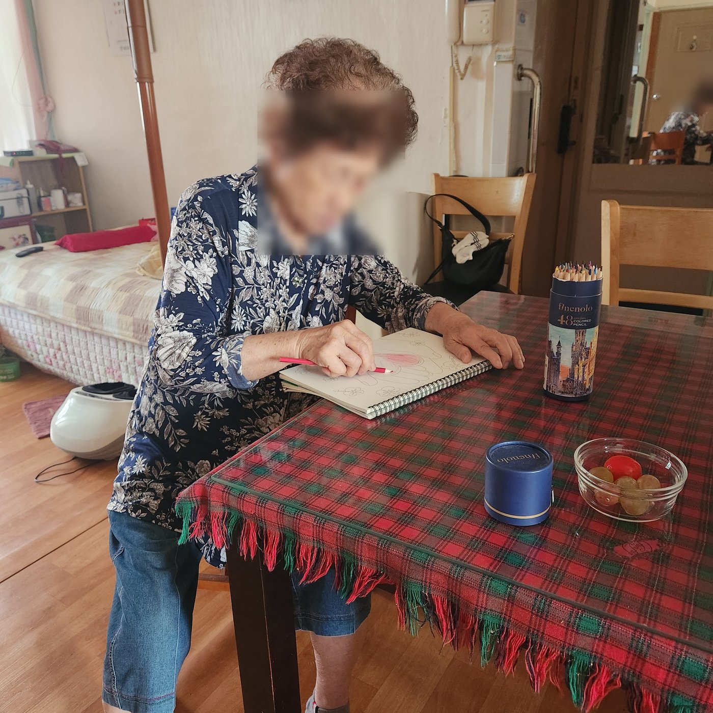 전국재가복지센터 어르신이 색연필로 그림 그리기 활동을 하는 모습