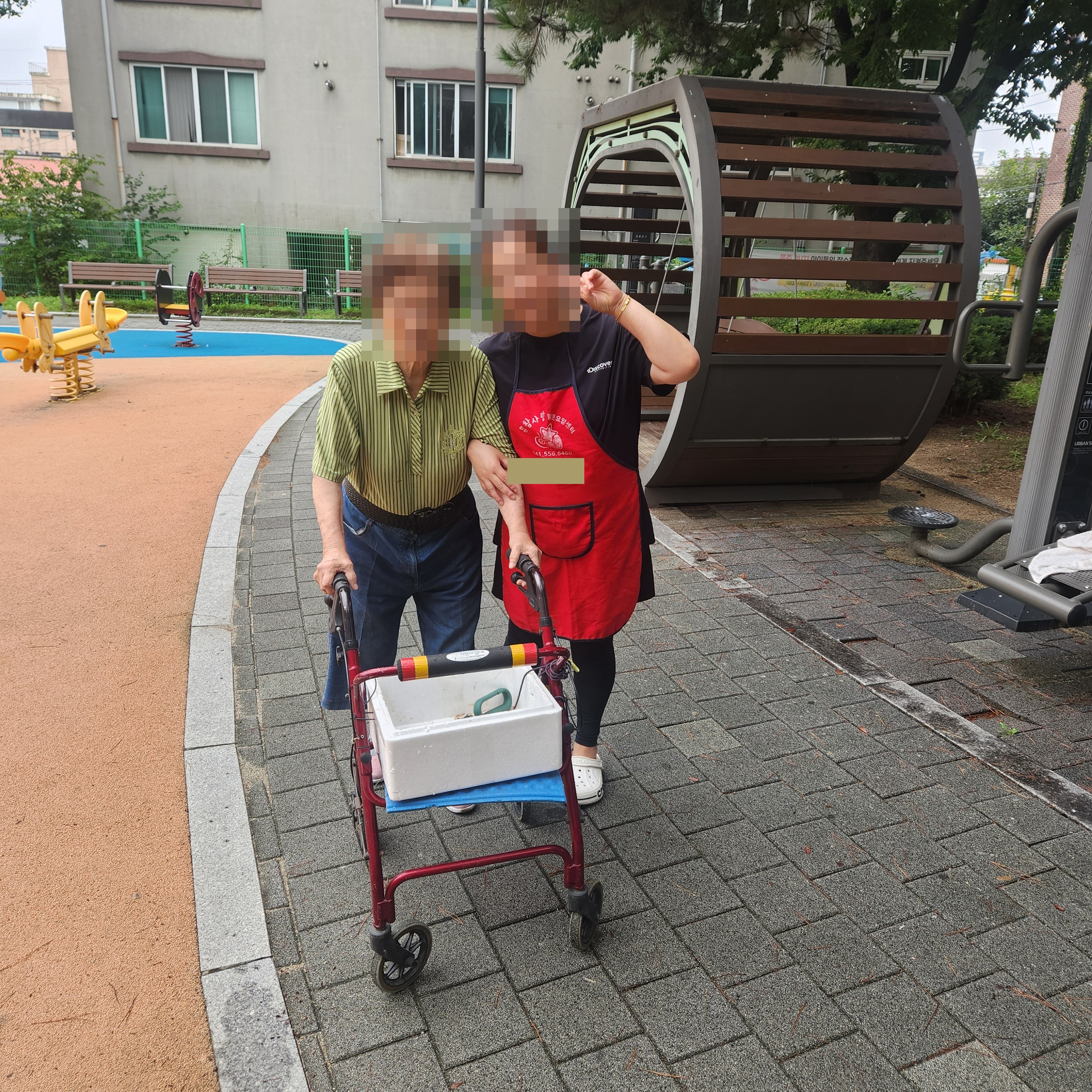 전국재가복지센터 요양보호사가 어르신과 함께 놀이터 근처를 산책하는 모습