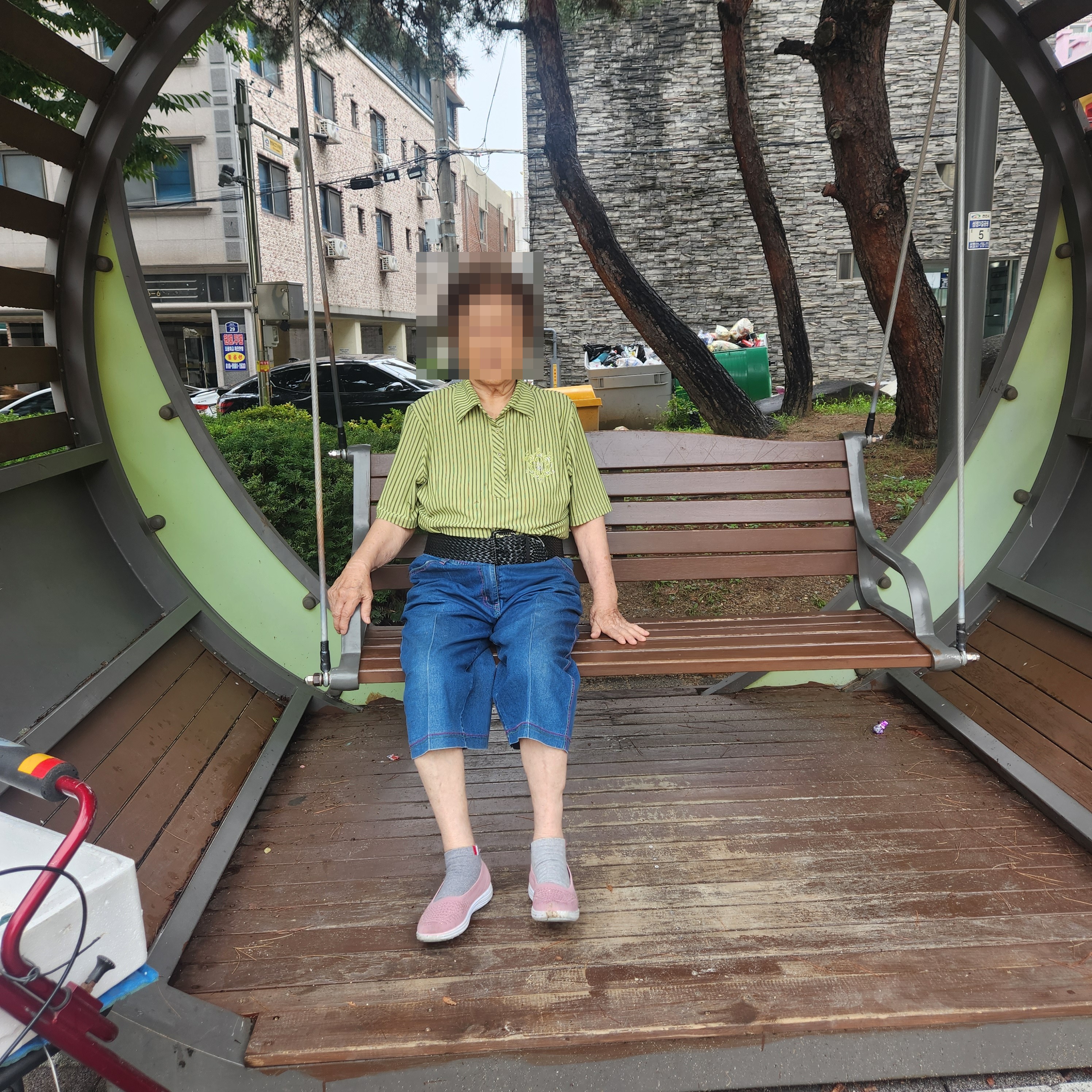 전국재가복지센터 이용 어르신이 산책 후 벤치에서 쉬는 모습